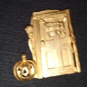 Vintage gold tone A.J.C.: Happy Halloween pin door opens. Cats holding a sign